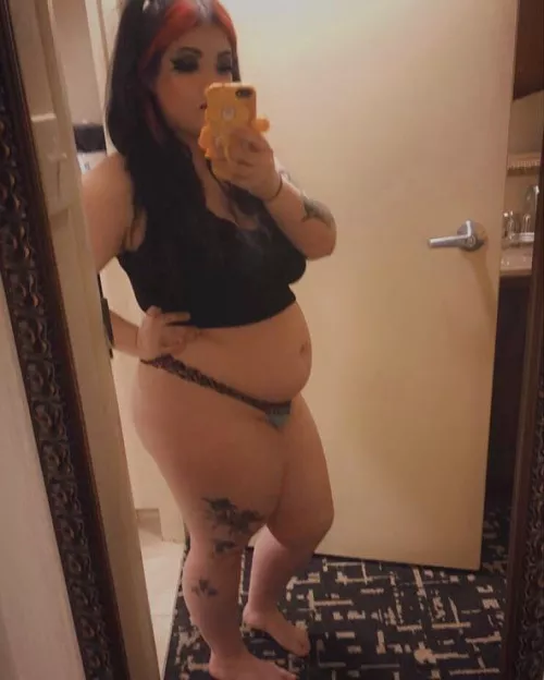 Just a hotel room mirror selfie 👀