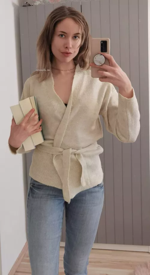 Just a librarian in her favorite jeans ✌️