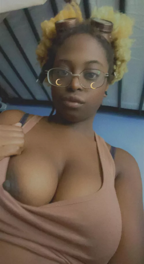 Just a small peek 😳