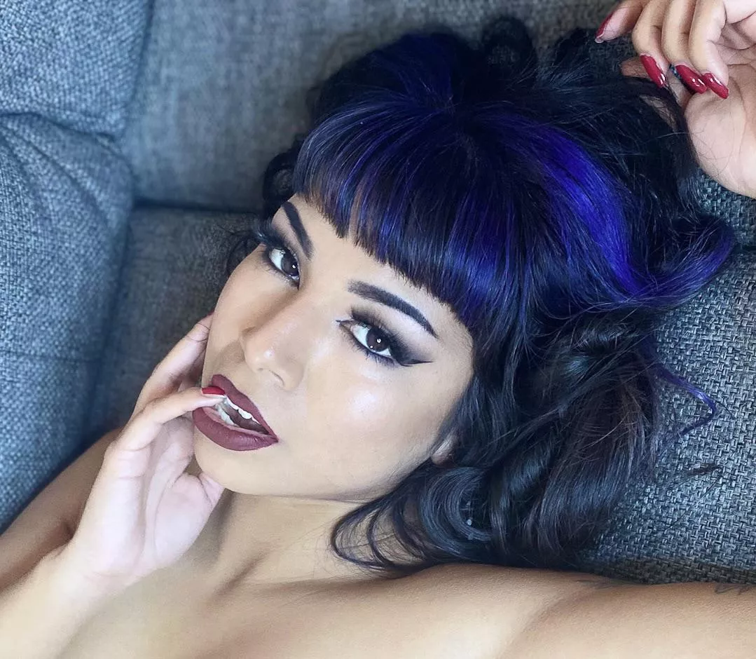 Just feelin’ pretty! 🖤✨