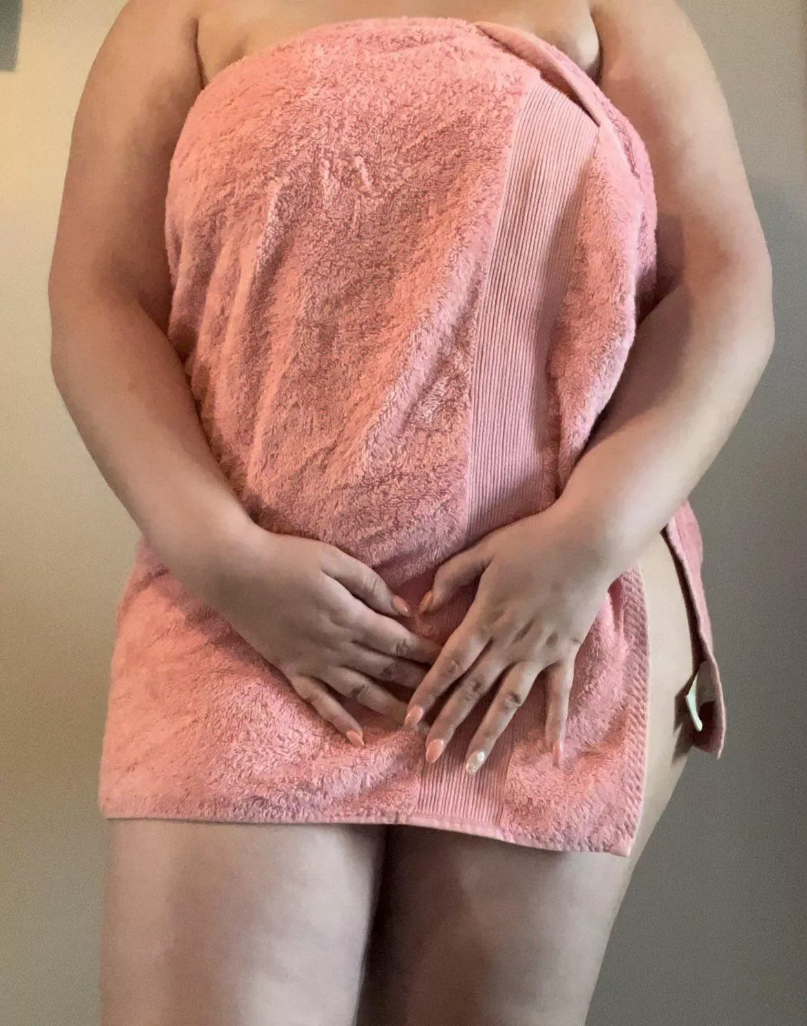 Just got out of the shower. Who wants to see this big butt and big boobs without a towel covering them? 😏