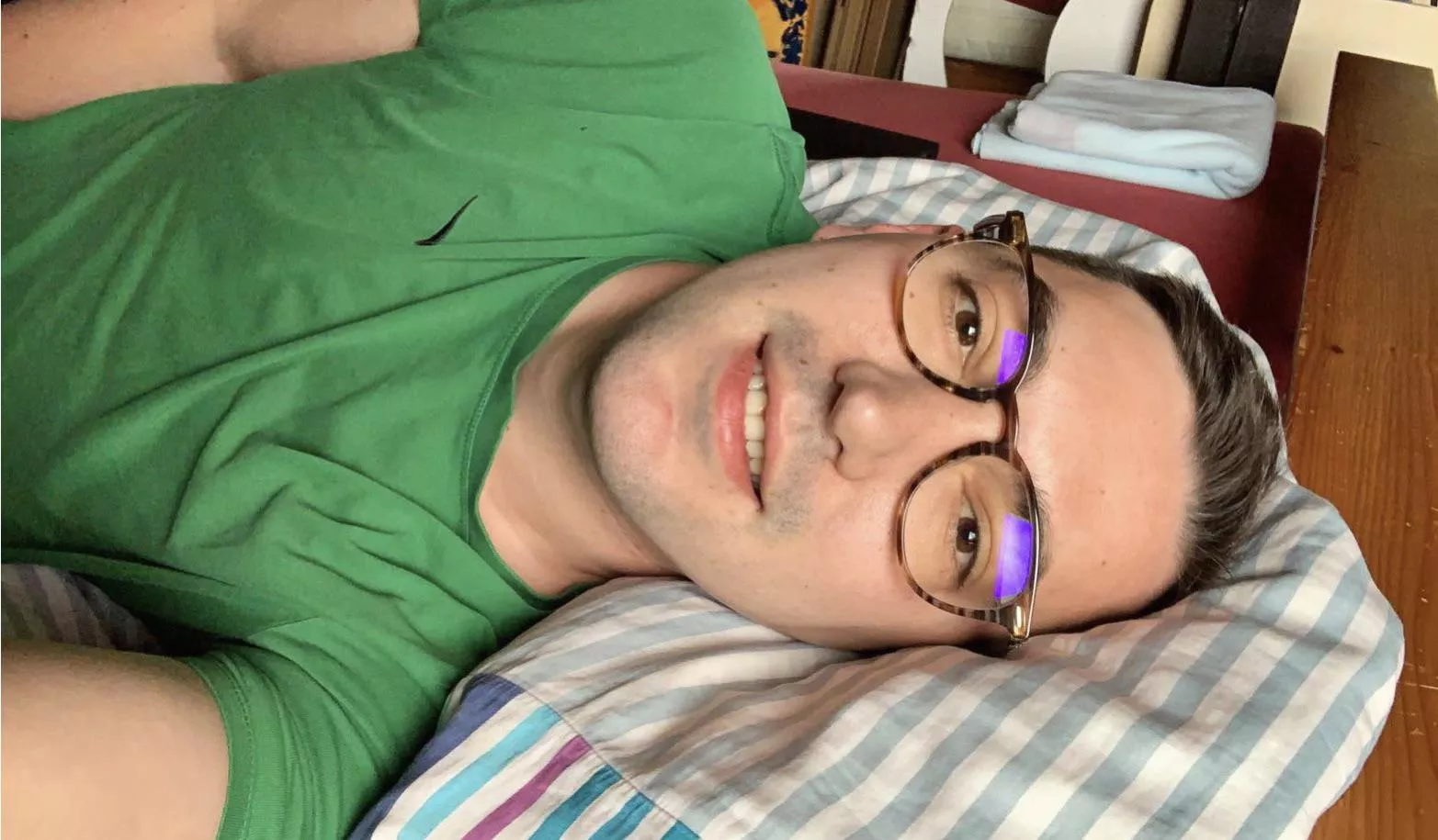 Just me laying in bed and looking into your eyes 🤓🤓🤓