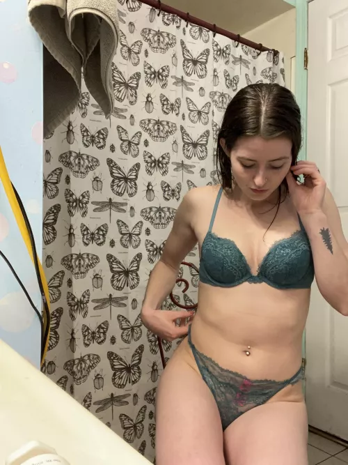 Just out of the shower 💦