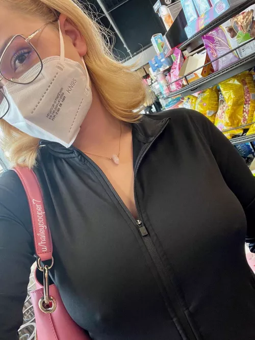 Just regular shopping girl, nothing to see here 🐷💖