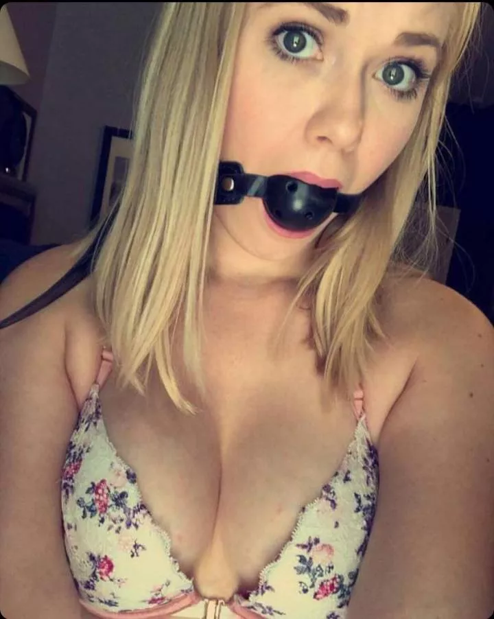 Just wanted daddy to lift me on shoulders and tie me up ☺️