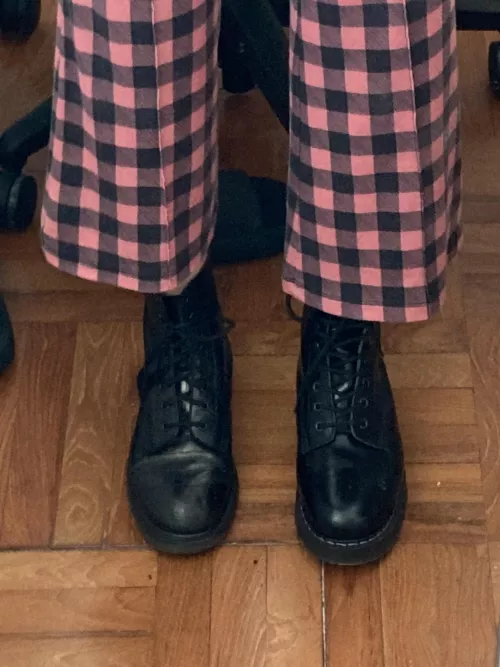 Left (I believe) is a discontinued pascal Dr. Martens, right is Solovair derby. I am trying to find something similar to the left one: more streamlined, wraps naturally around the foot whereas the right one expands outwards and looks like a clumpy boat.