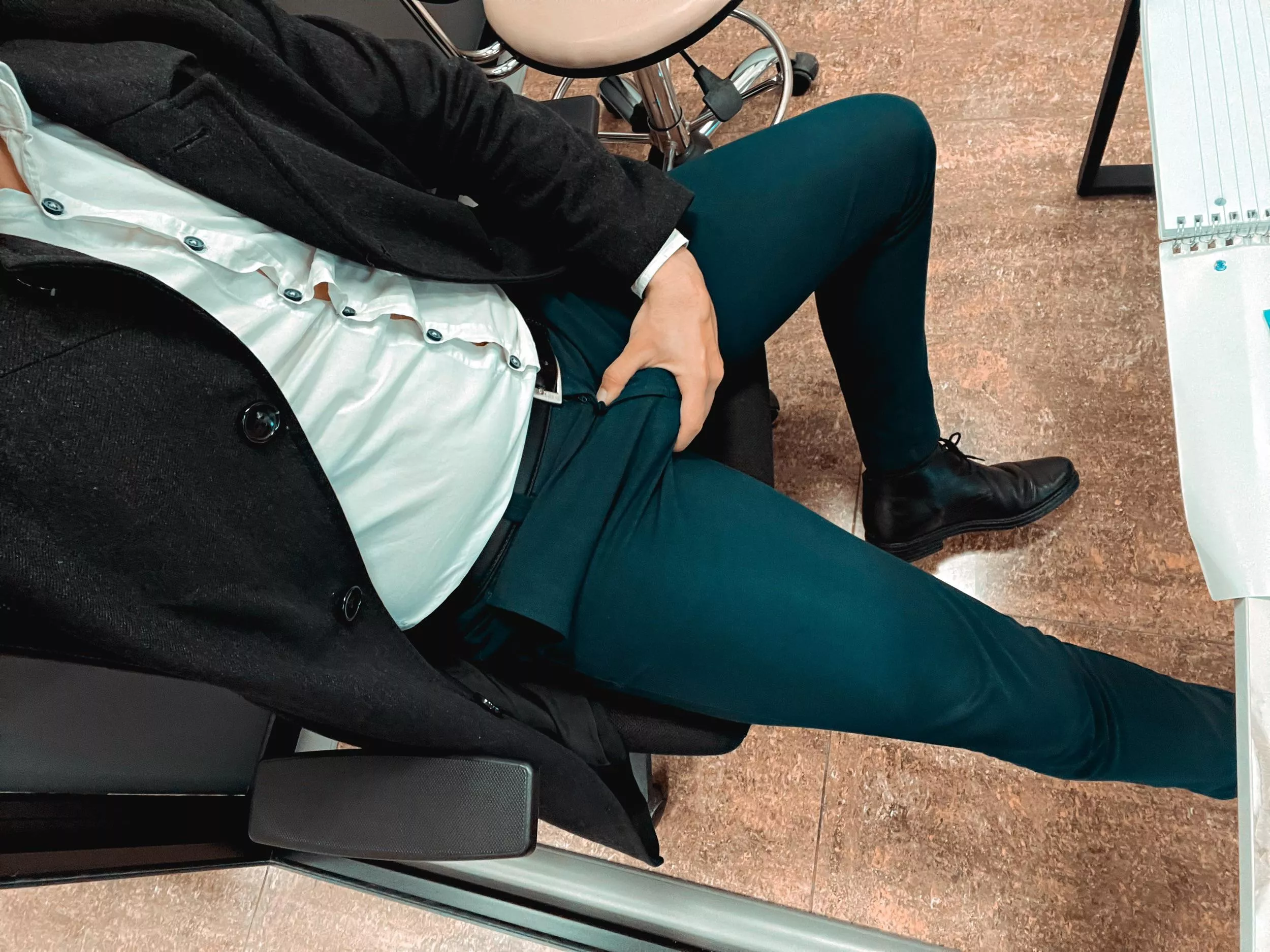 Let me feel that ass on my lap🔥