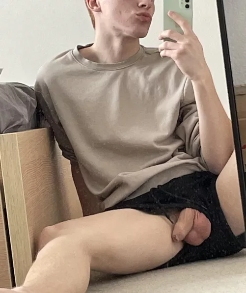 Let me squeeze your head between my legs😈👄 (18)