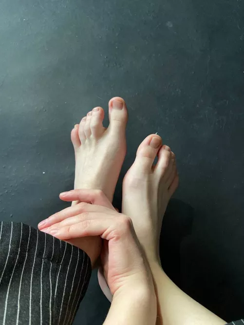 Let me stroke your hard cock with my petite feet daddy💋