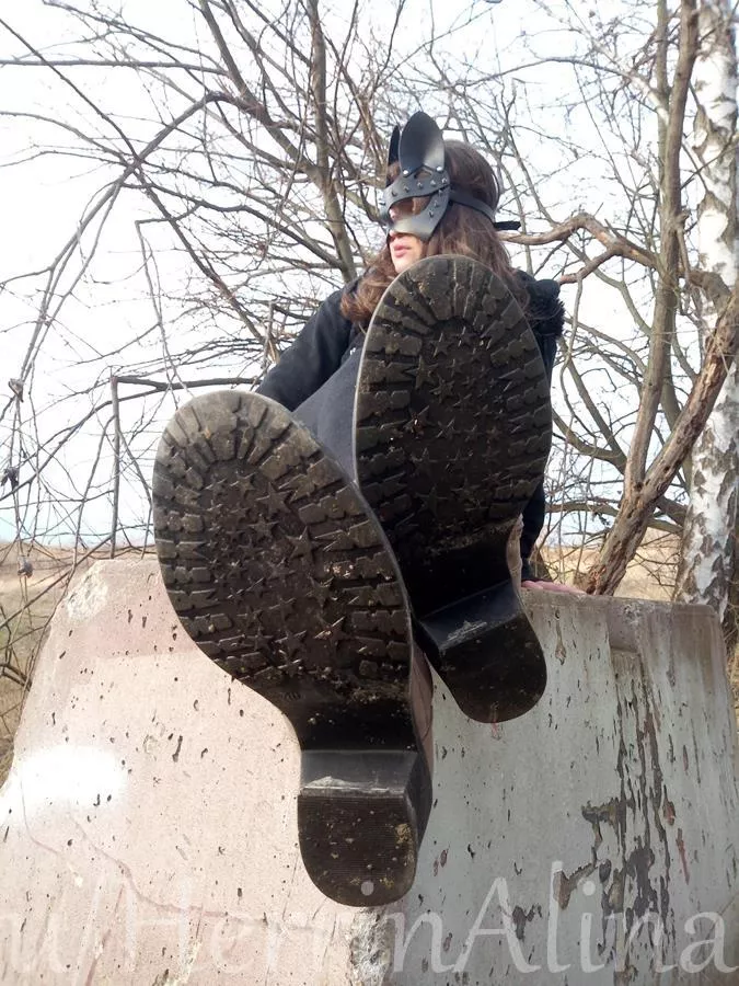 let's play a game!! you lick my boots clean while i ignore you [domme]