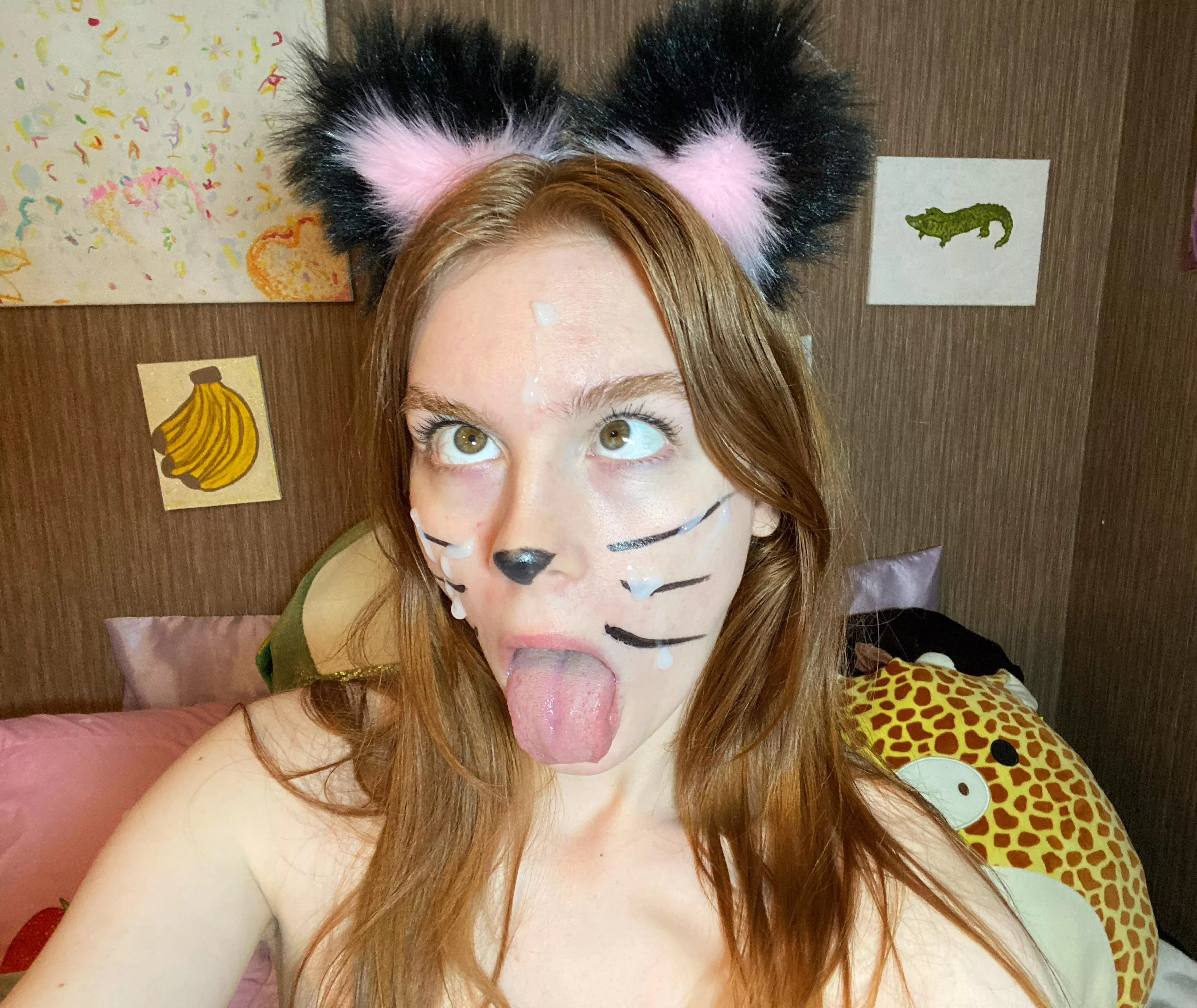 Lil kitty wants to show you her throat 😇