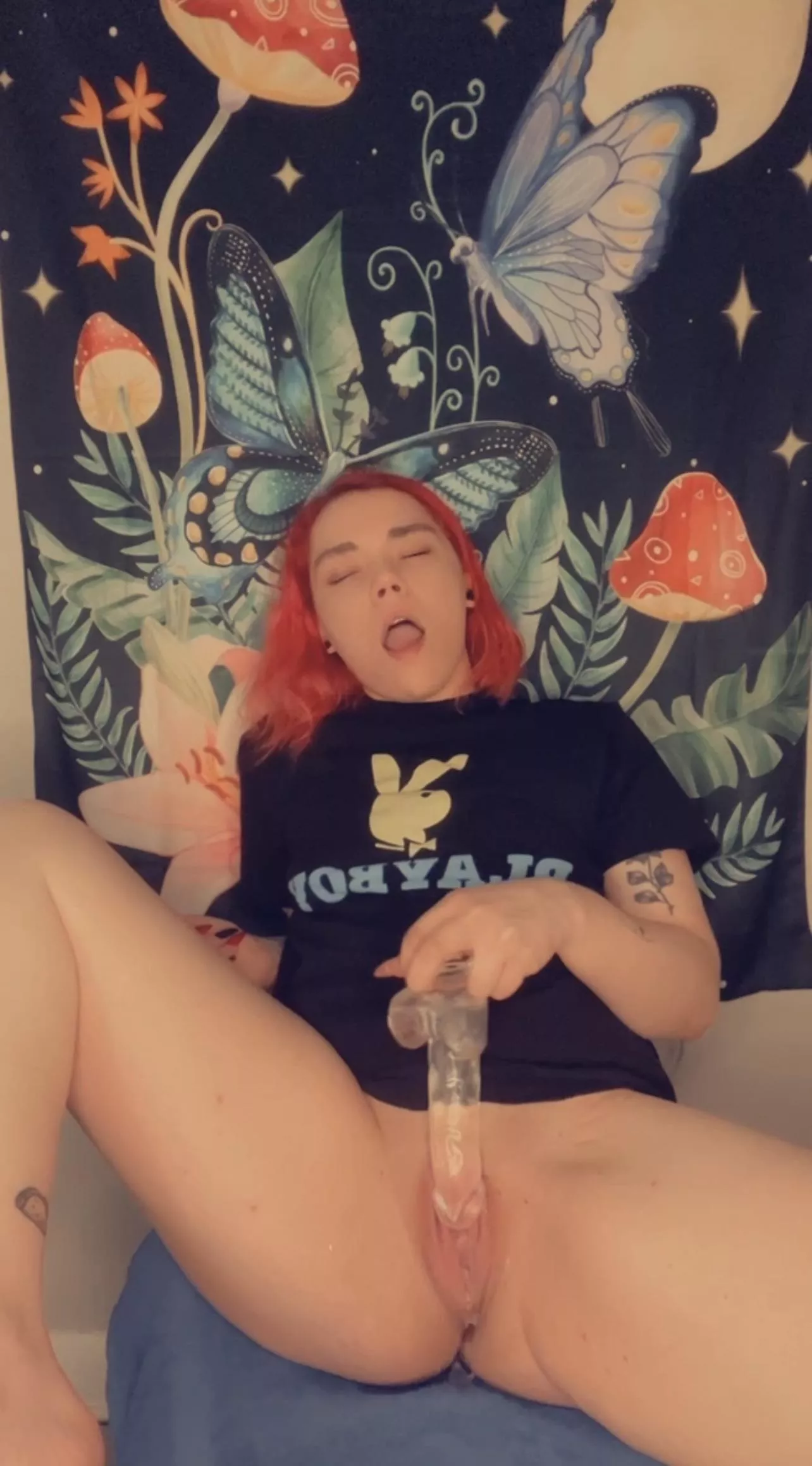 Lil pink pussy & a dildo🥵