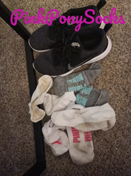 Little bit of BTS of what it looks like to be a stinky sock girl. Buy my socks guys, my room is starting to smell. -PinkPony