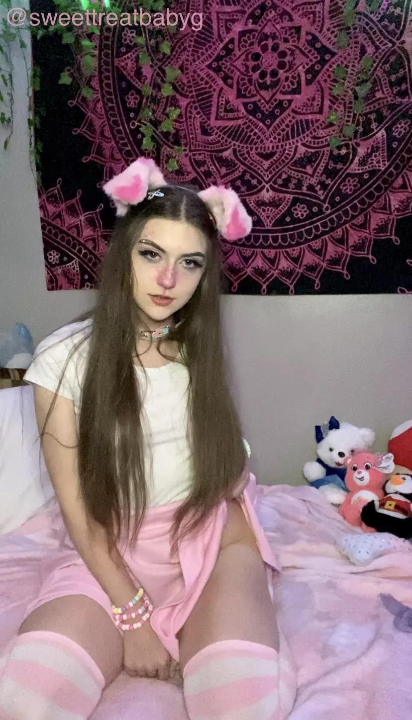 Little pink pup here to tease 😈🤤