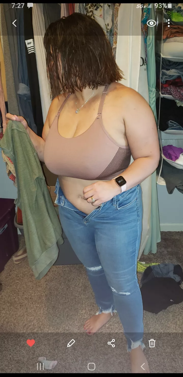 loke unwrapping a present