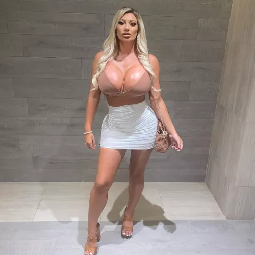 Look at the tits on that π