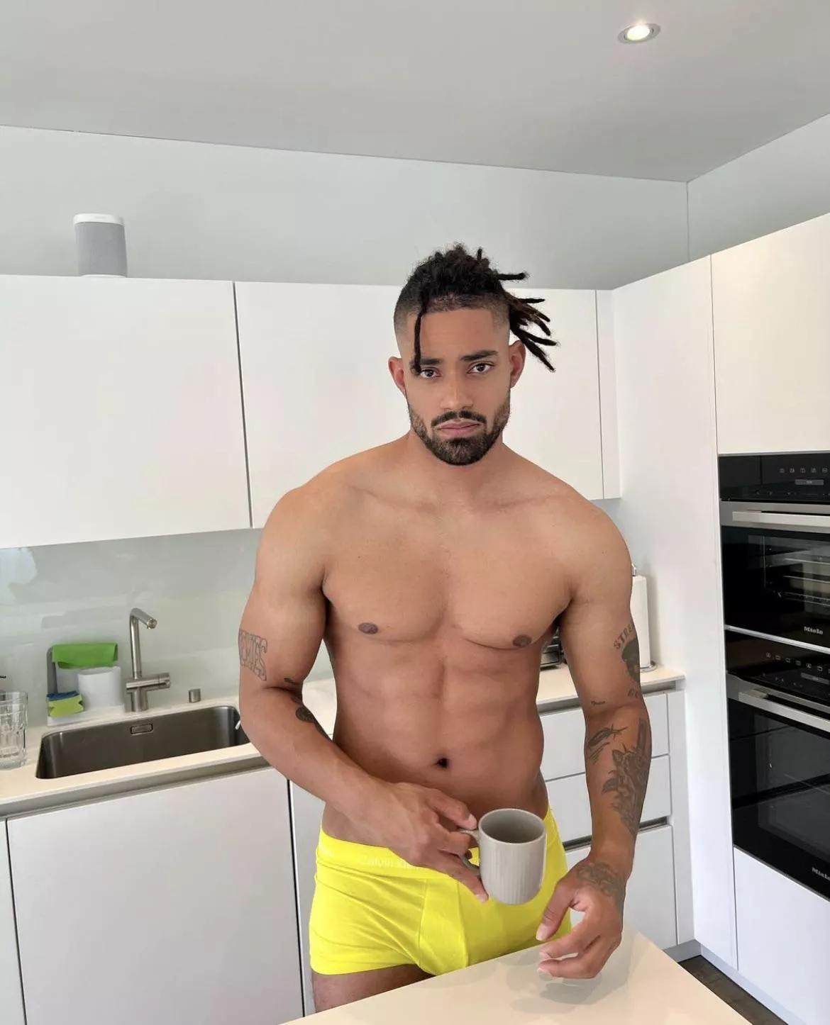 looking for a friend😏