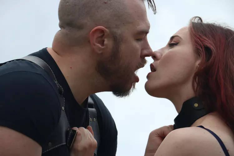 love having my collar pulled 😈