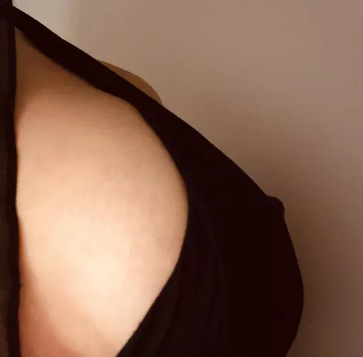 Love how this dress highlights my shape 🥰