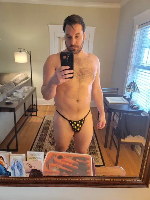 love satin thongs! ⚫🟡