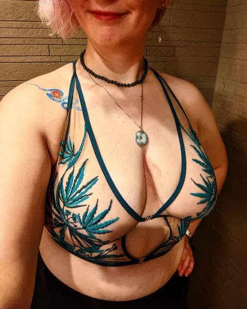 love the pattern of my new bralette 😘