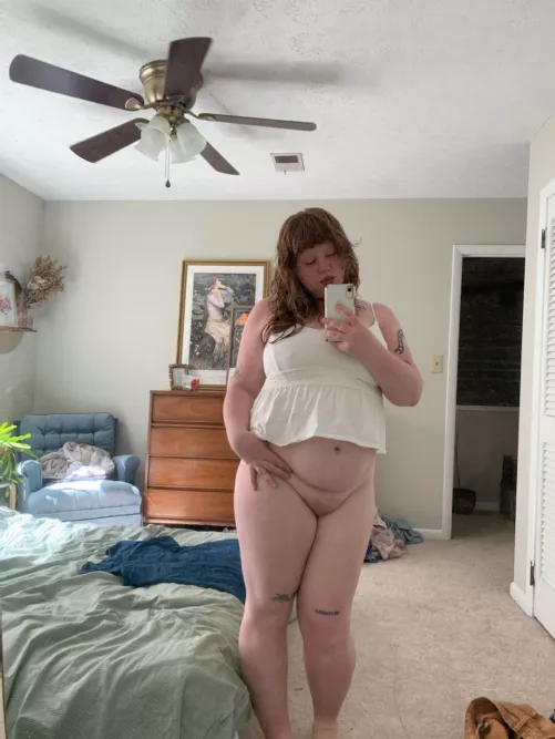 Love the way my belly just pops out now 🥴🥵