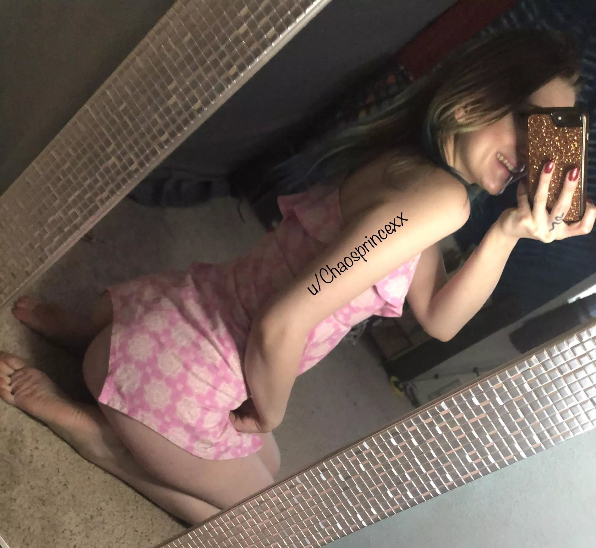 Love the way this lil dress shows off my booty😋