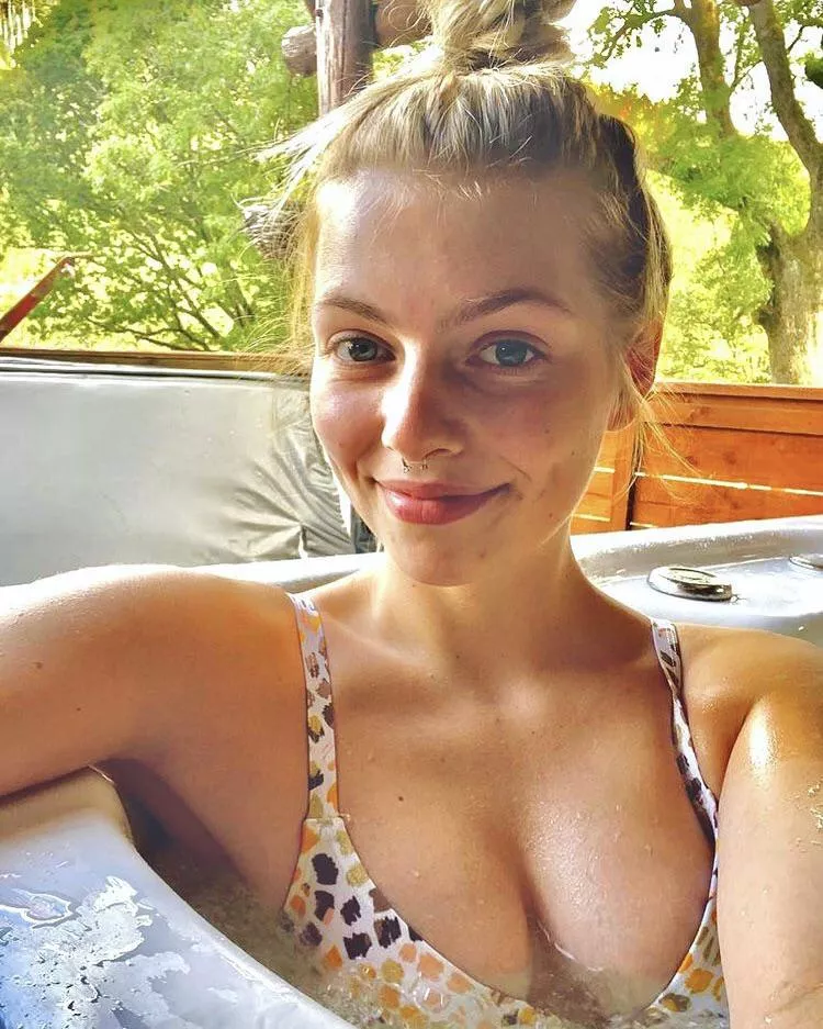 Love to see a stud’s dick between her tits 😈 DM or Kik lozzalover69