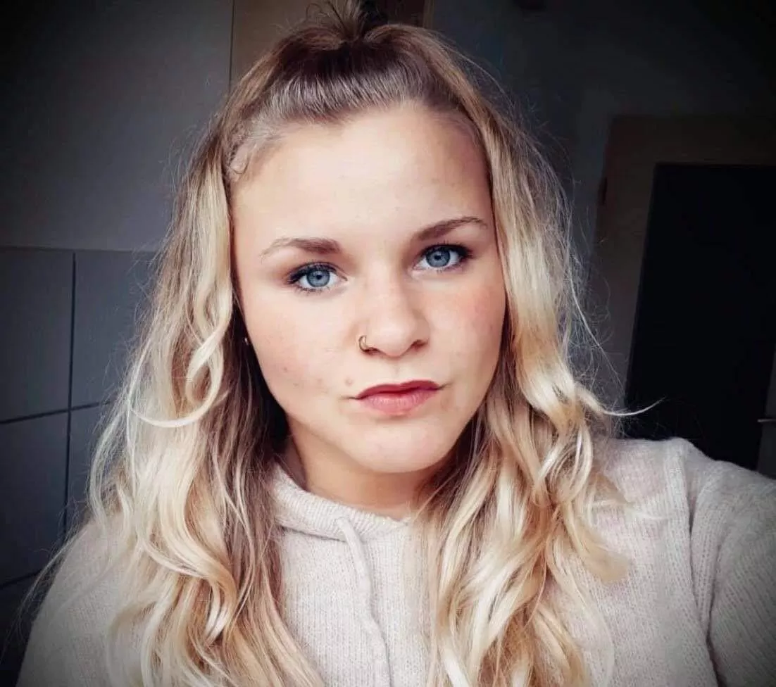 Love watching guys stroke their thick, hard cocks over my GFs face She’s 18 cute blonde type. Lots of face pics to share. Send a Example of your tribs to SpnLover467 on Kik or DM me. Can verify !!!