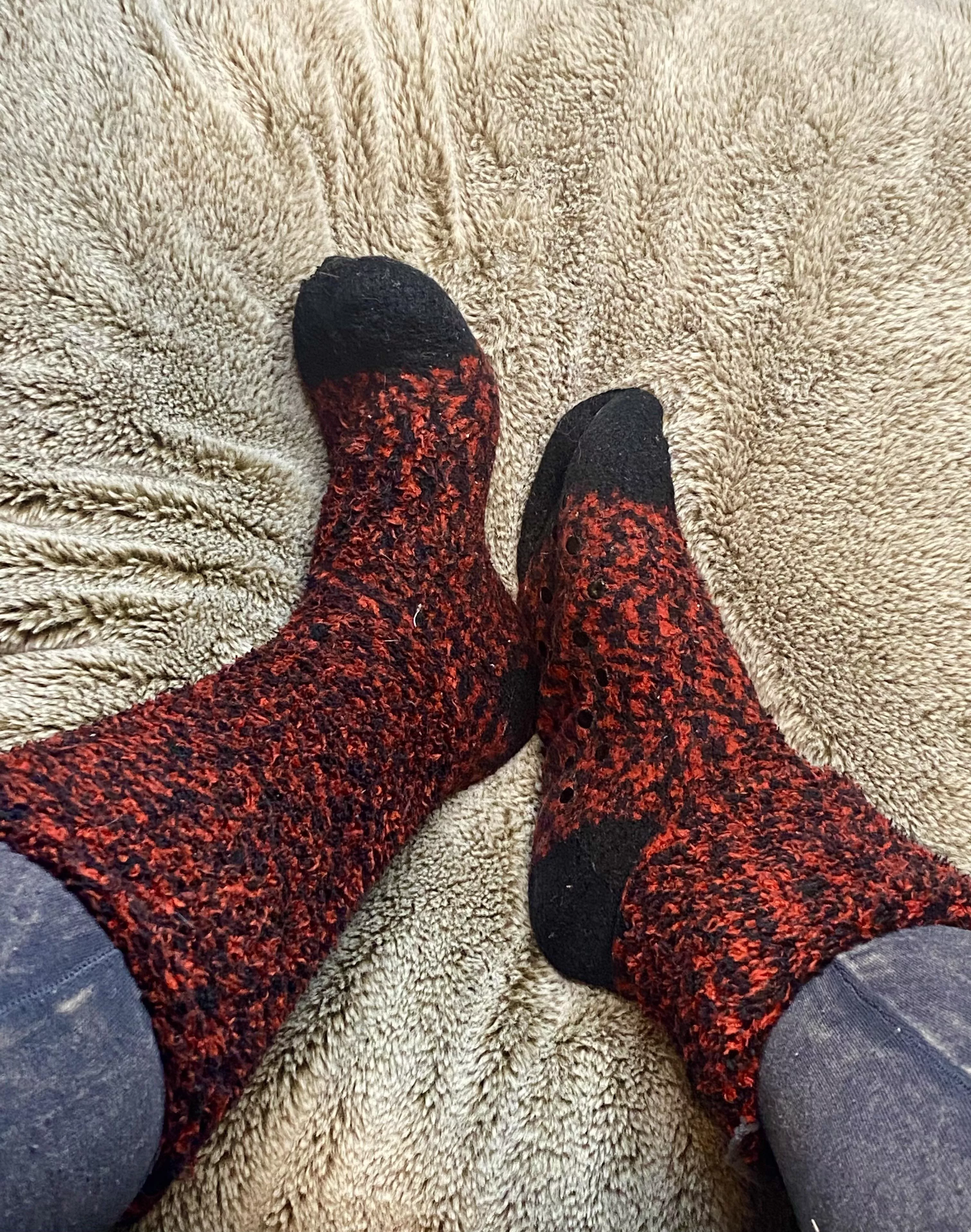 Love wearing fuzzy socks with leggings 🥰. Hope everyone is having a splendid night.