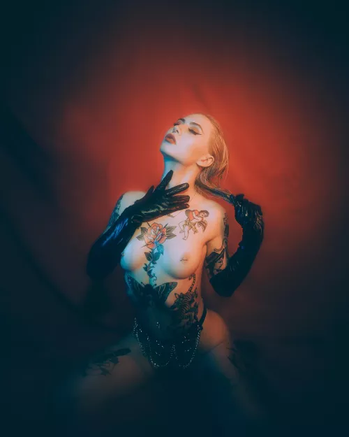 Loveless in latex [F]