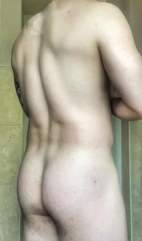 [M] One guess each, what do you think my favourite body part to train is? The photo might be a hint and winners might get a prize 😉