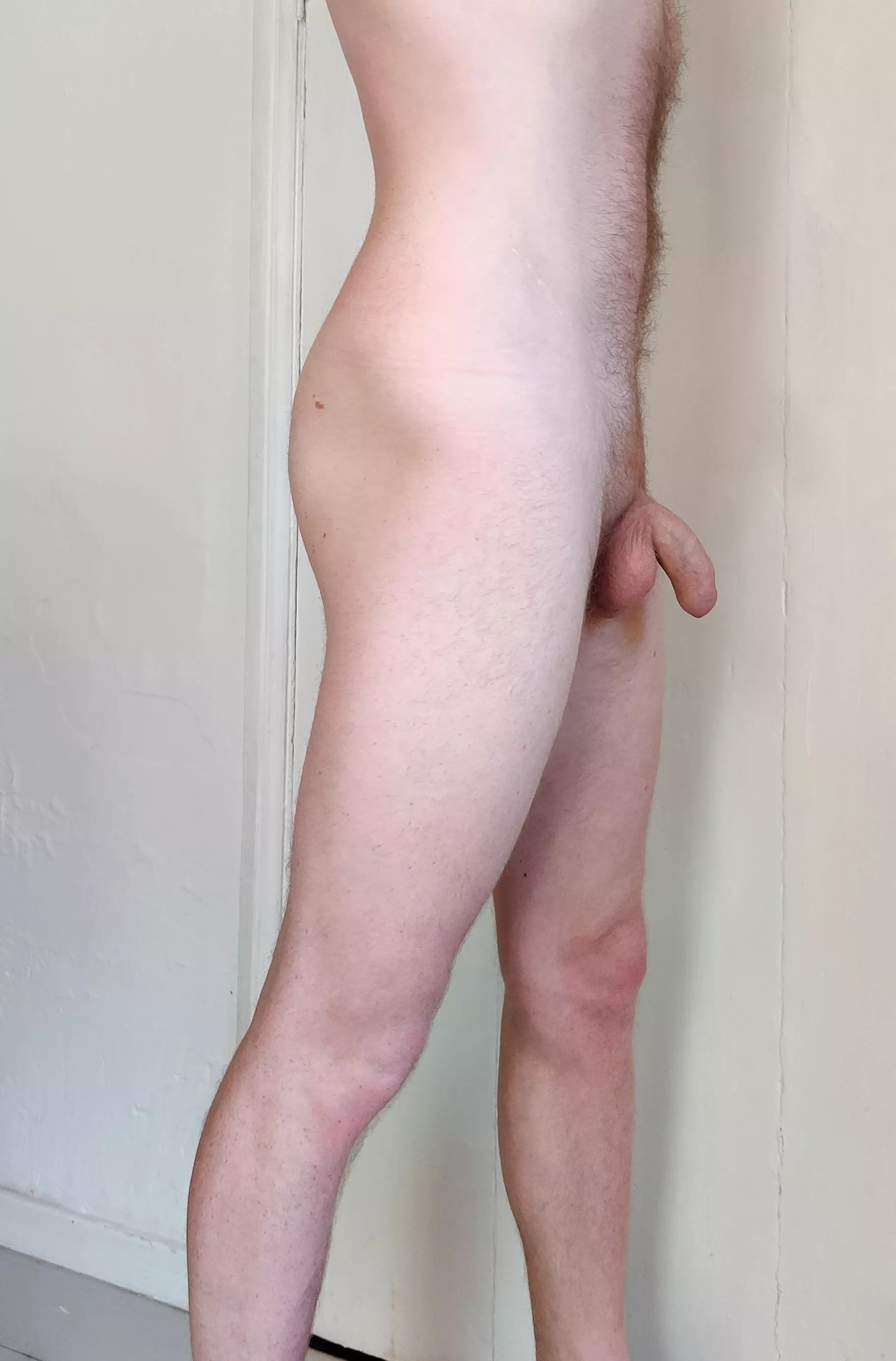 M26 187cm. My flaccid penis shows a bulge when clothed and I'm sometimes ashamed. But it's always pointing forward 🤔
