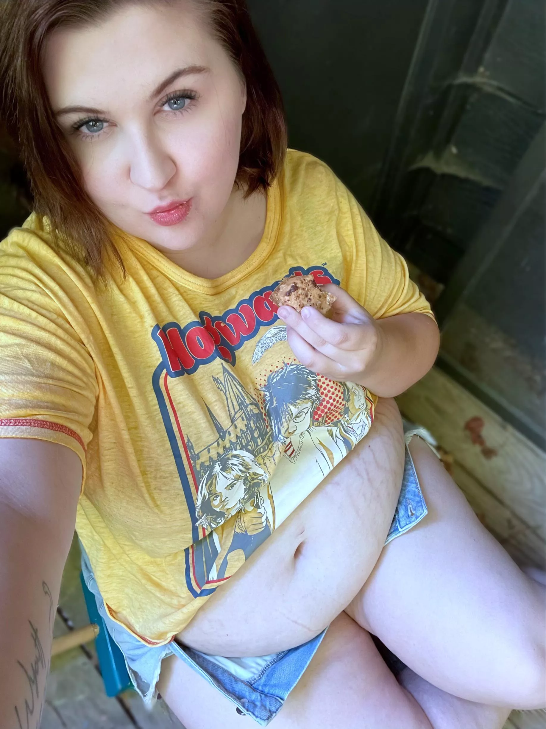 Made blondies this morning and I e almost eaten the whole pan 😋