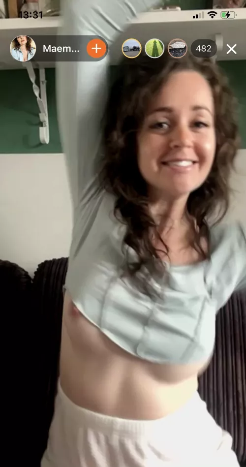 Maemegan95 live on Clapper now