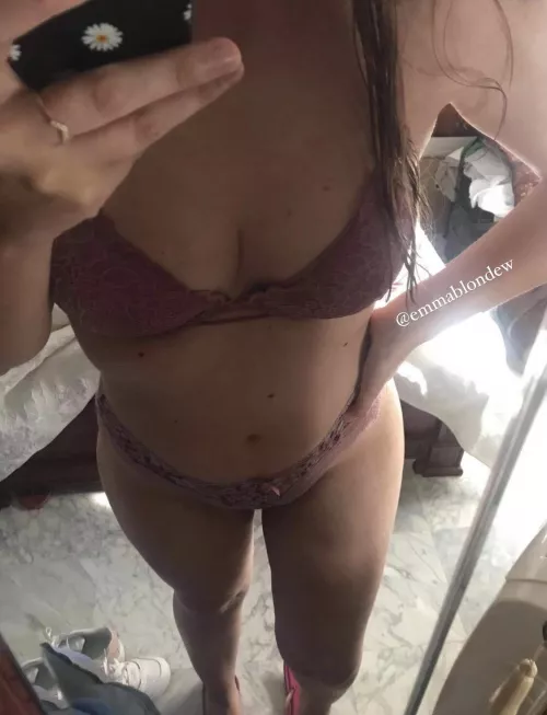 Maybe I should take my clothes off and start posting nude pics 👚🚫