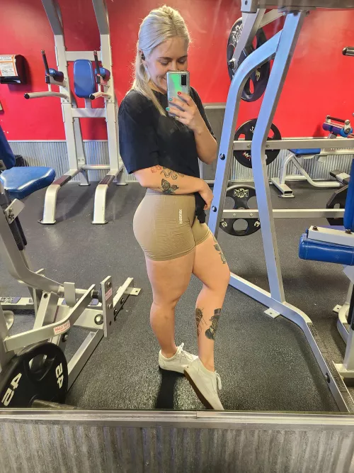 Maybe these shorts are a little too small I think they're flattening my butt