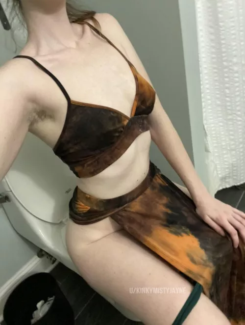 Messy hair & hairy armpits 👀