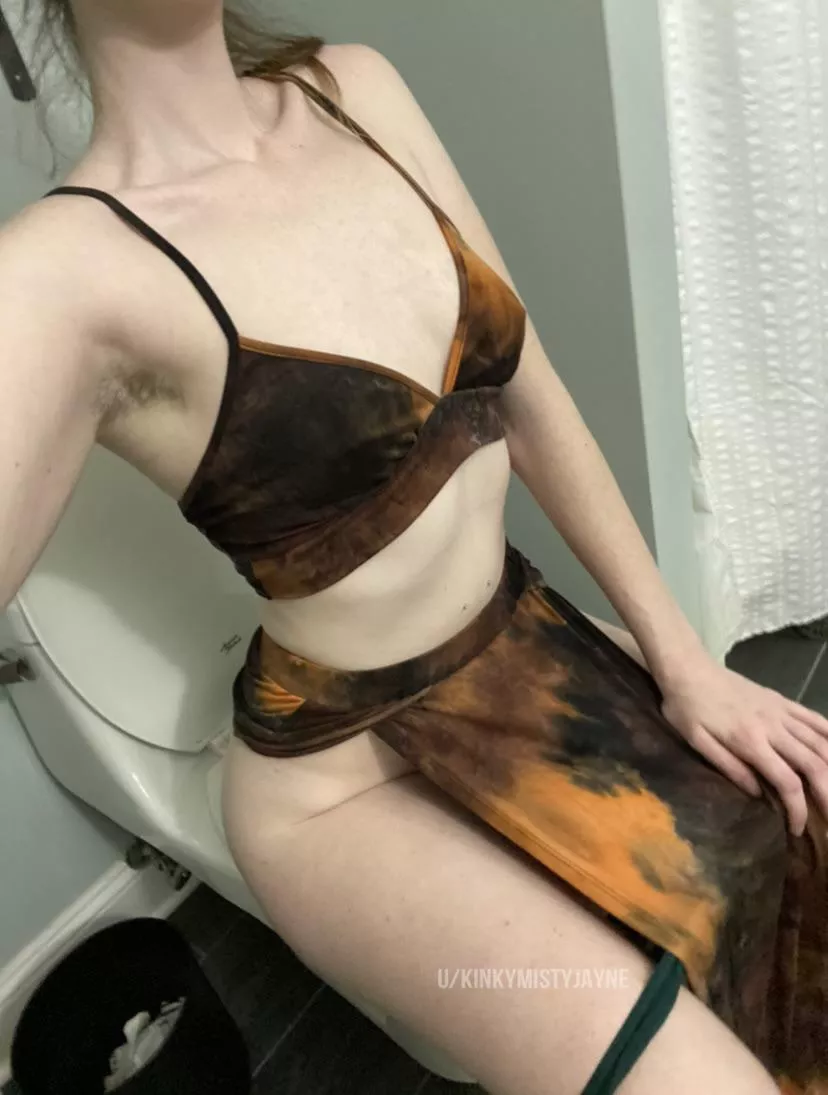 Messy hair & hairy armpits 👀