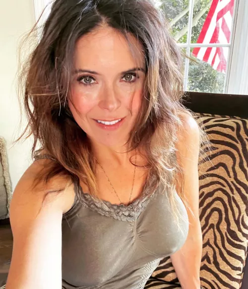 Milf mom at home, sittin’ around doing nothing (45F)