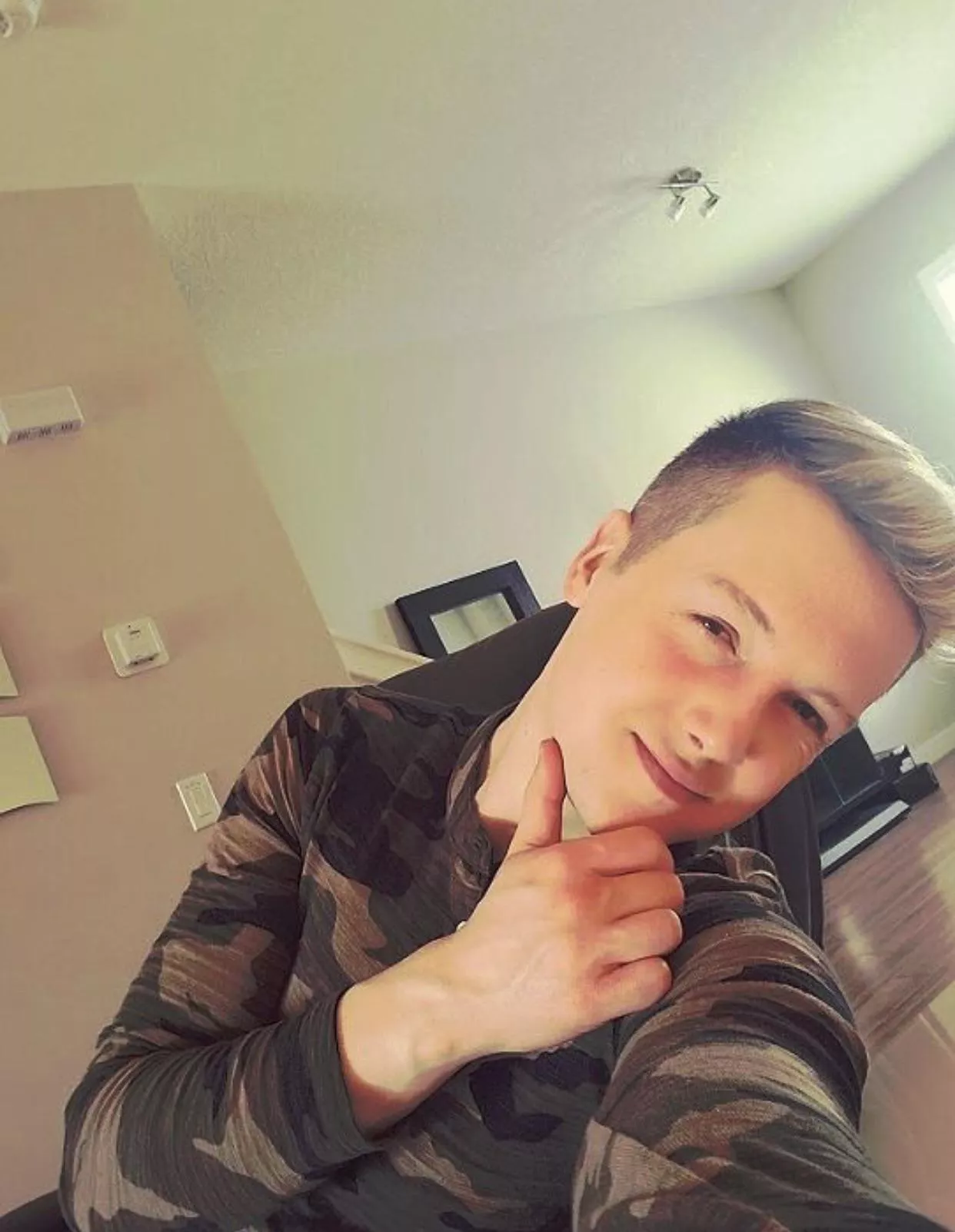 Military twink GAYmer here 👋