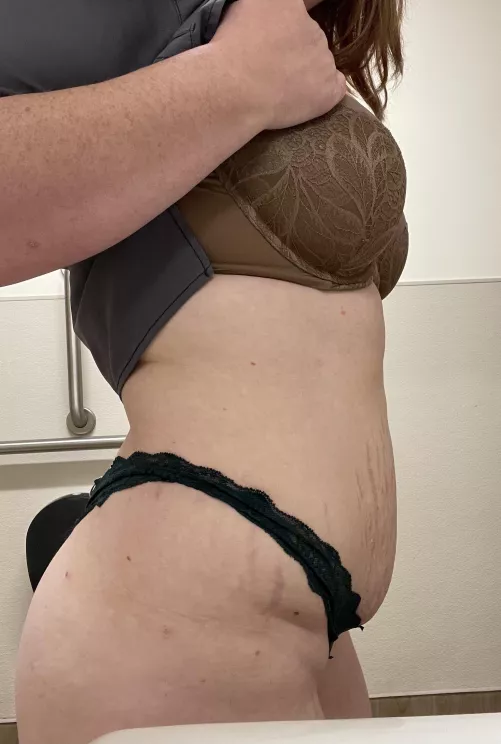Mom bod in scrubs!😋