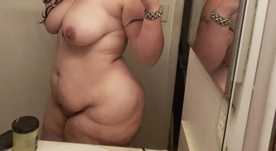 Mom bod on a Saturday night… trying to flex some more for pics ;)