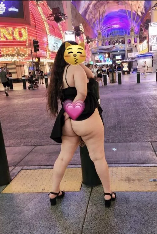 More [f]rom our Vegas date night💗 Daddy made sure to show me off as much as possible🤗 It’s so fun being caught, and to then share with our fellow horndogs🤭 More to come!-C🥵