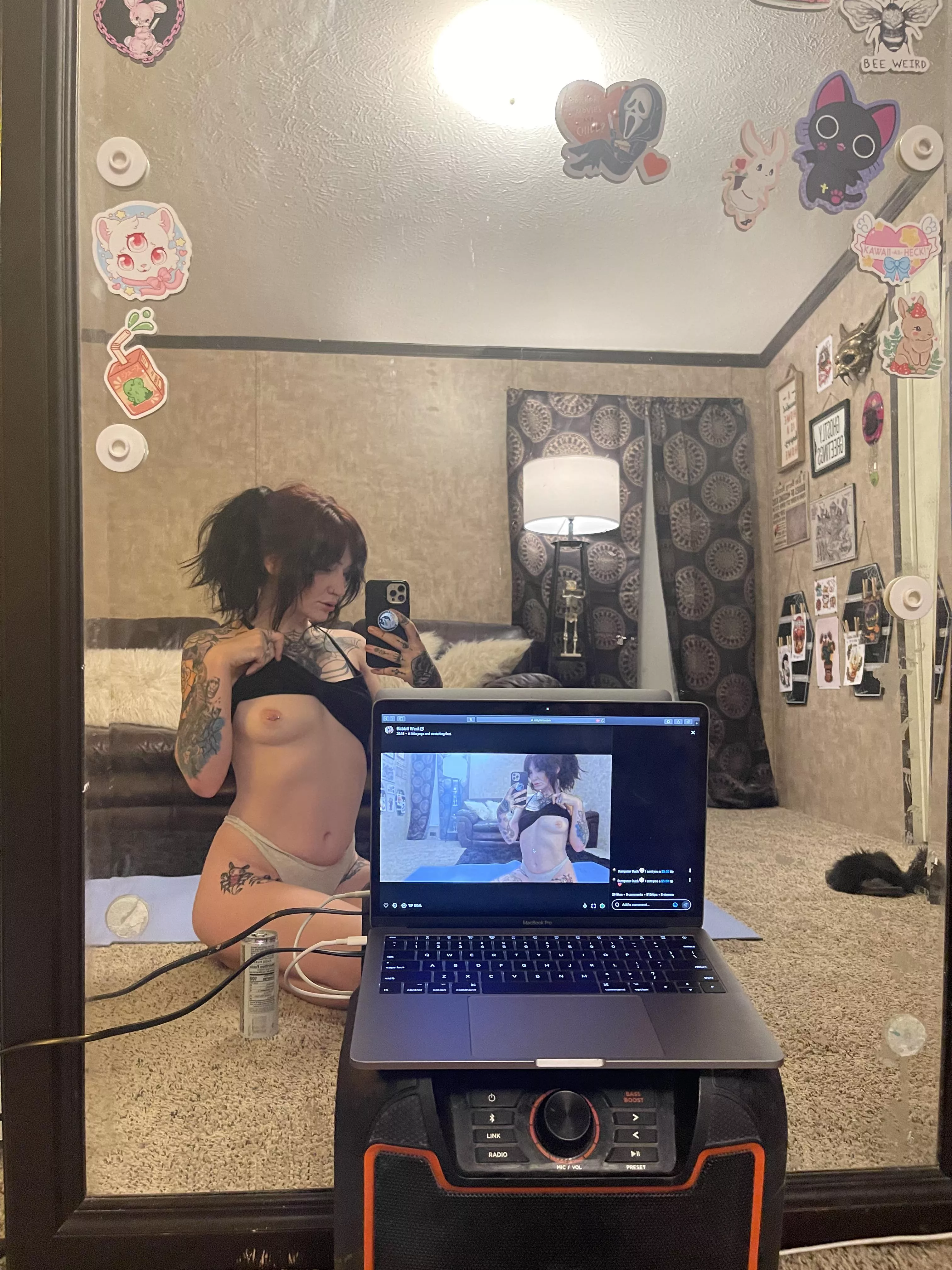 @motherghosts going live right now 🖤😈🖤