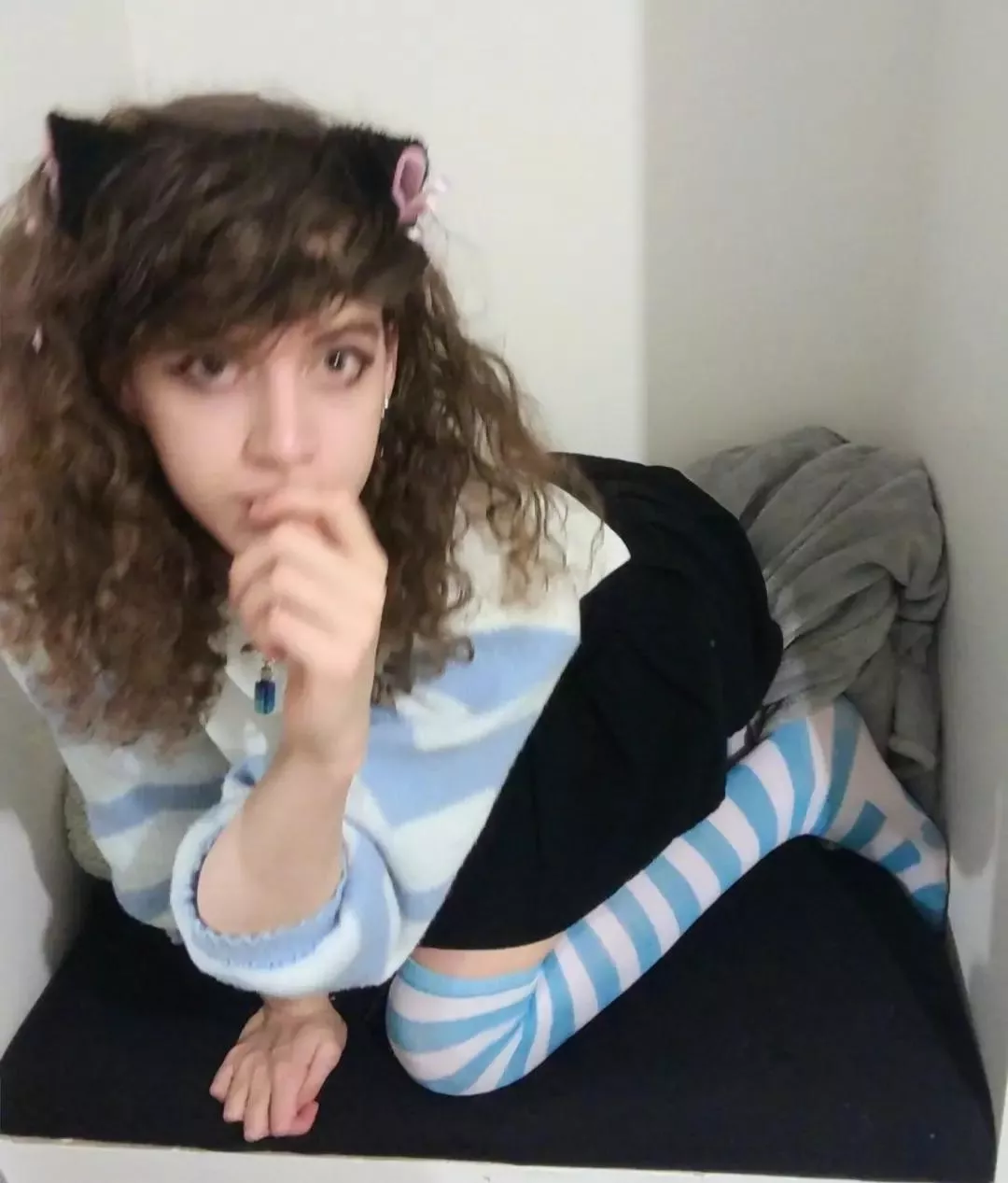 must peek over at the people eating to be fed!! 🐾