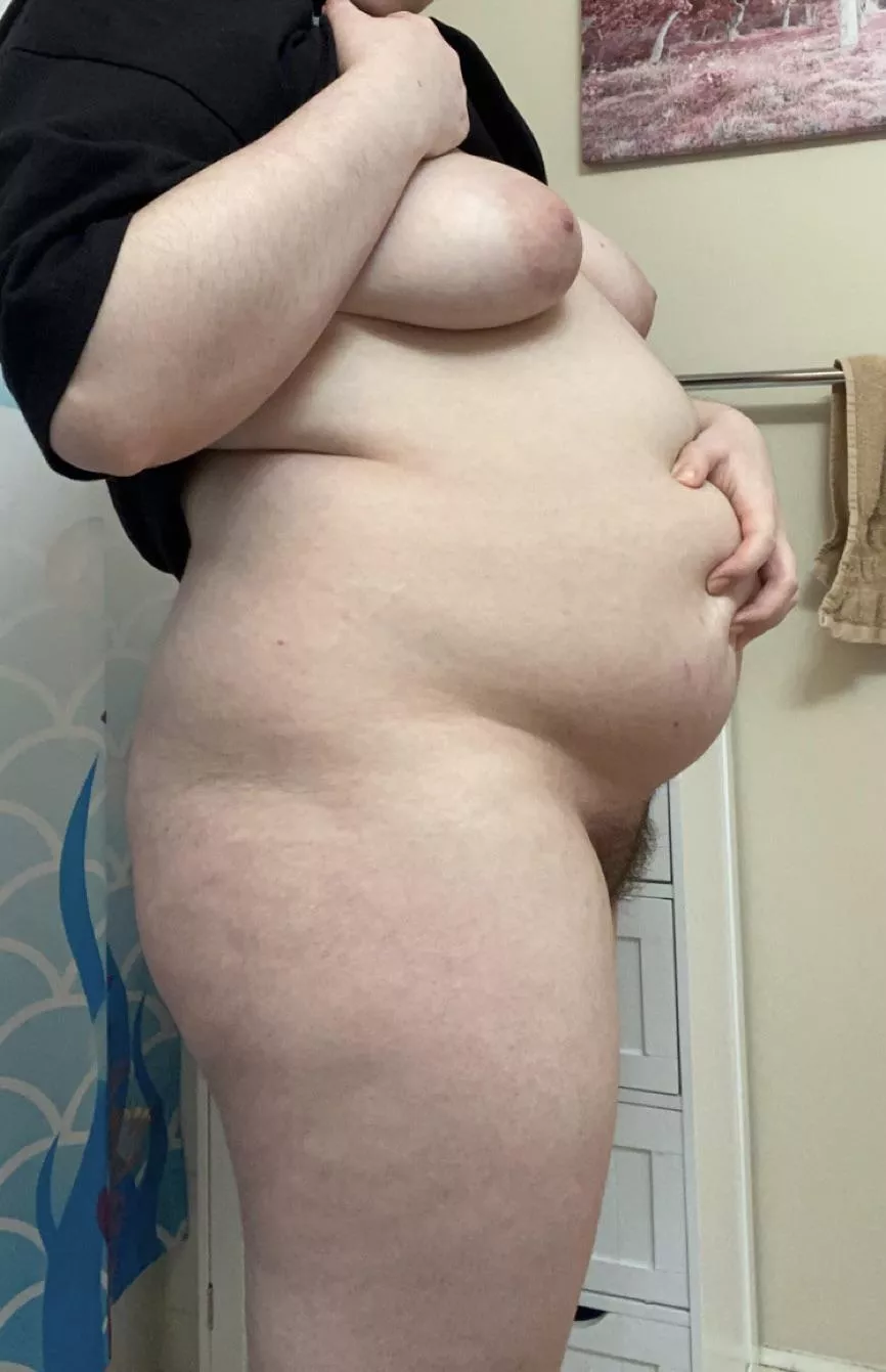 my belly is getting huuuge 🥺