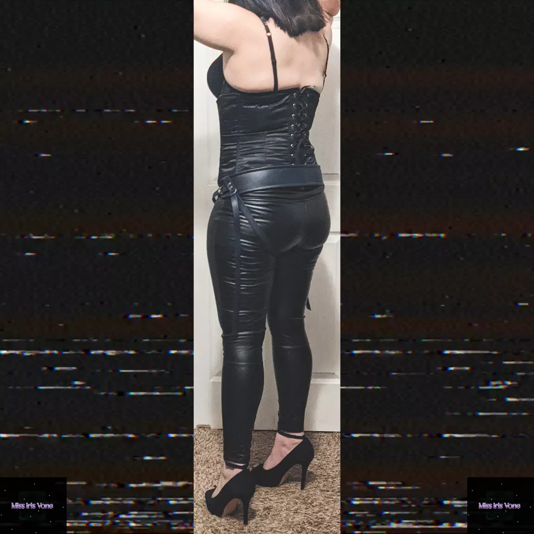 🖤 My boy was spoiled silly at the dungeon last night 🖤