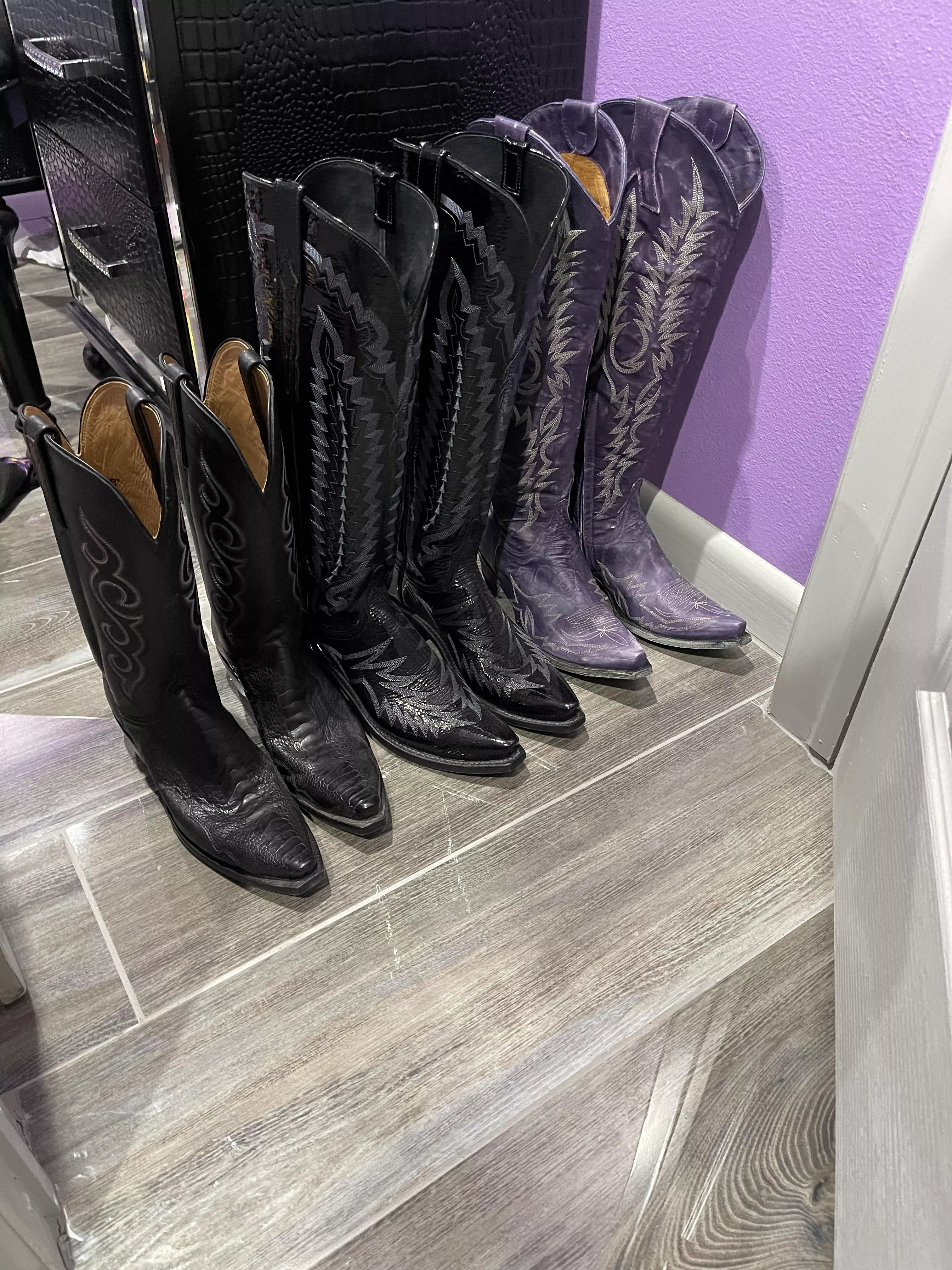 My favorite boots in my closet. Lucchese and old gringo. šš My favorite boots in my closet. Lucchese and old gringo. šš