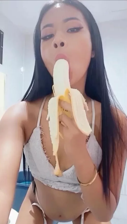 My favorite fruit? Banana 😜😍🍌 I recorded a video while suckinng it 😝